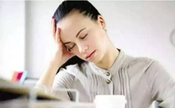 what?。俊跋恪逼G的美女成了辦公室污染源，甲醛治理非常必要！
