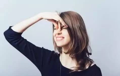 what??？“香”艷的美女成了辦公室污染源，甲醛治理非常必要！