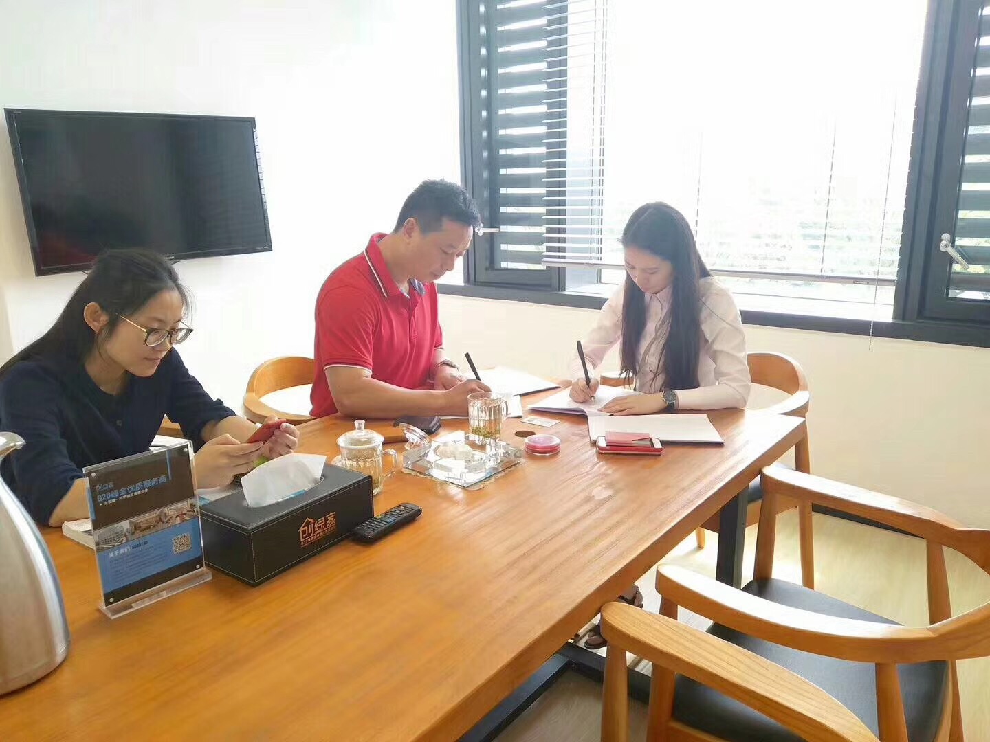 熱烈祝賀余總簽約創(chuàng)綠家海南省市級代理！