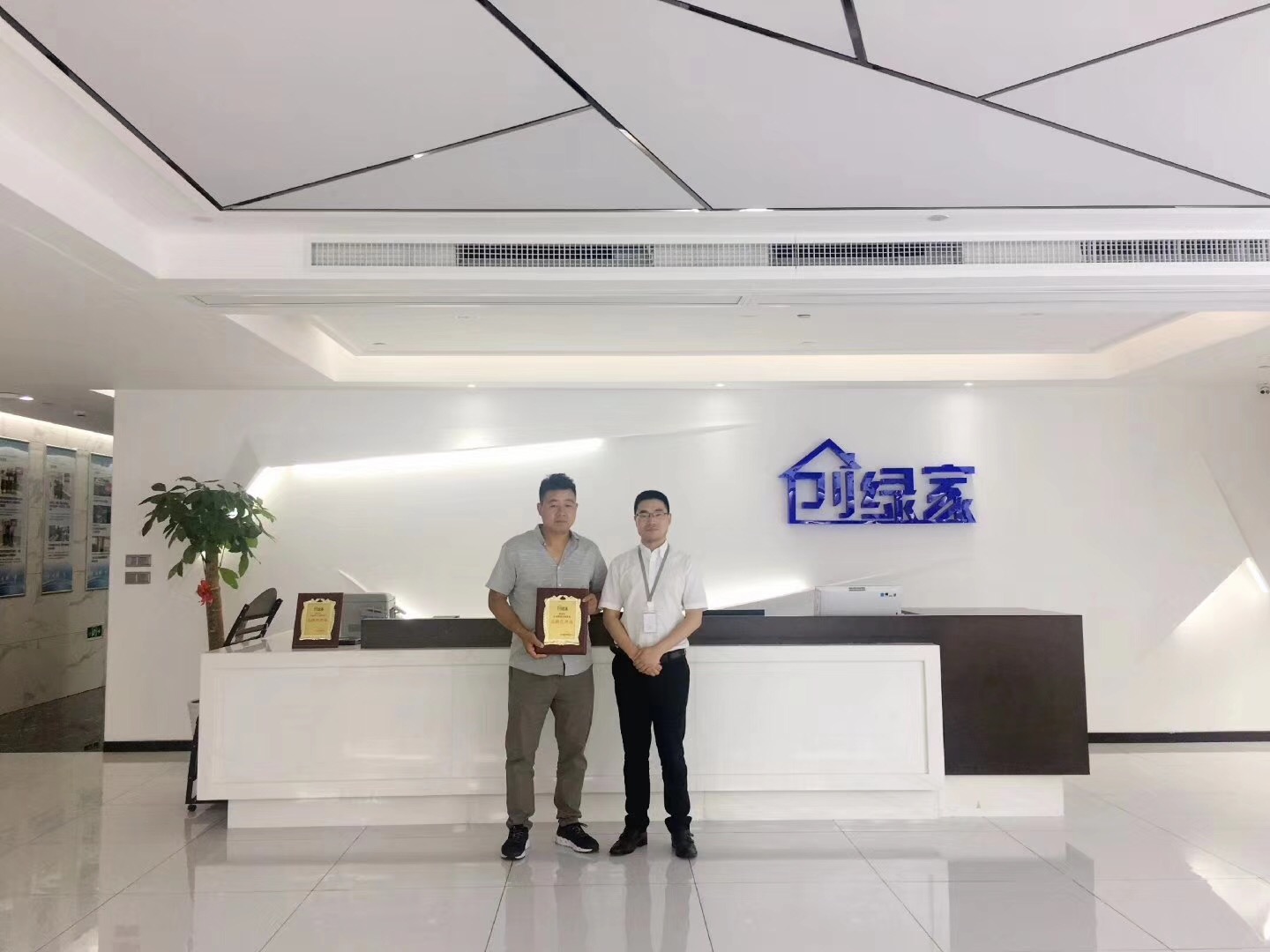 熱烈祝賀何總簽約創(chuàng)綠家信陽市縣級代理！