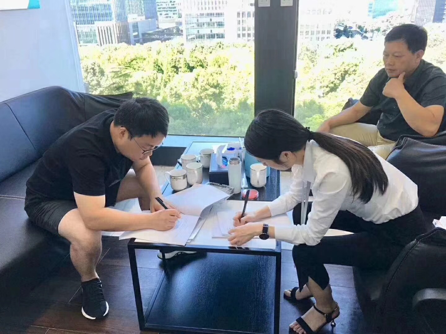 熱烈祝賀王總一家簽約創(chuàng)綠家江蘇省縣級市代理！