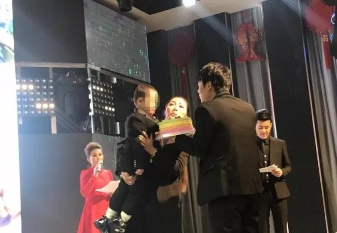 4歲男孩和媽媽辦“婚禮”，真相令人淚崩！