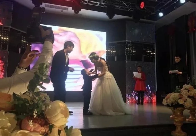 4歲男孩和媽媽辦“婚禮”，真相令人淚崩！
