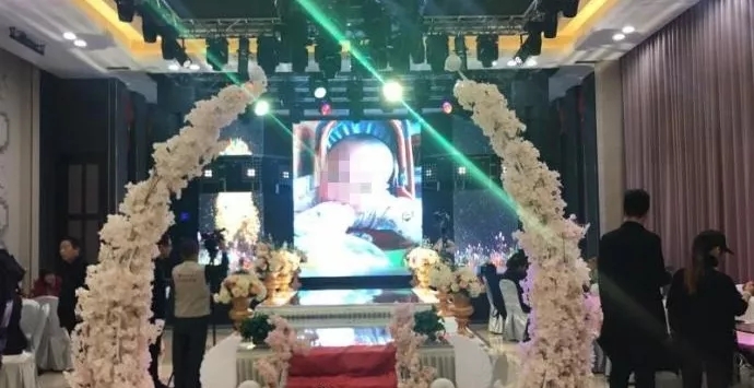 4歲男孩和媽媽辦“婚禮”，真相令人淚崩！