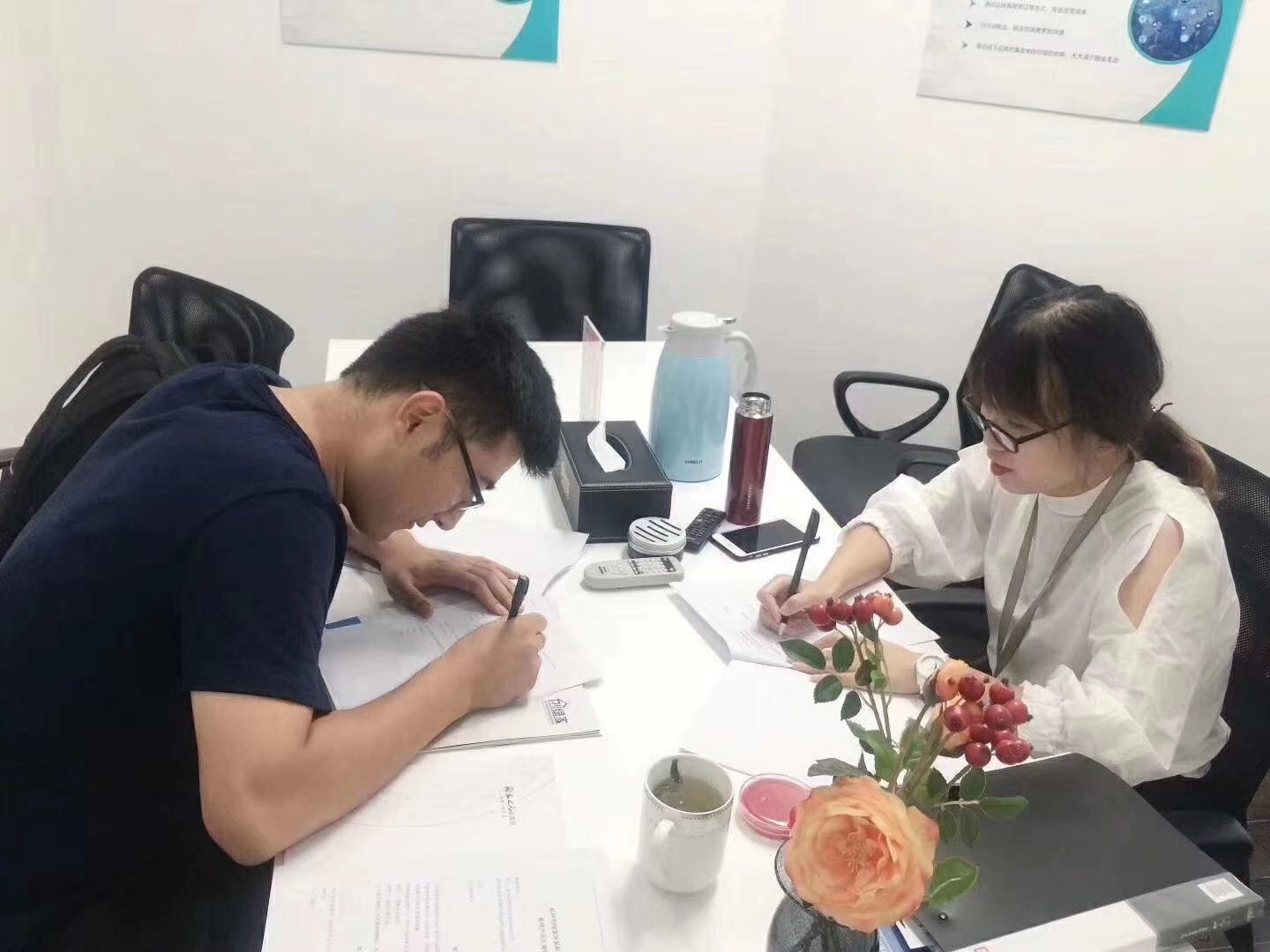 熱烈祝賀何總簽約創(chuàng)綠家塔城市縣級代理！