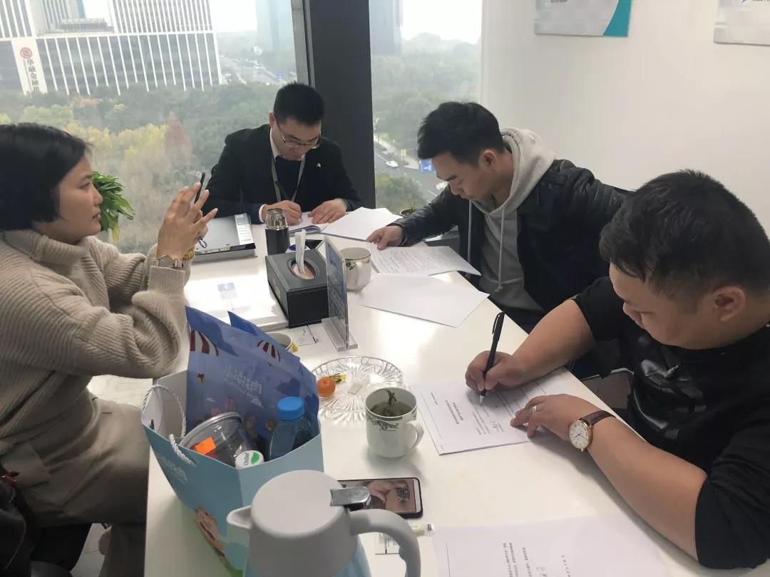 熱烈祝賀黃總夫婦簽約創(chuàng)綠家廣西南寧市區(qū)級代理！