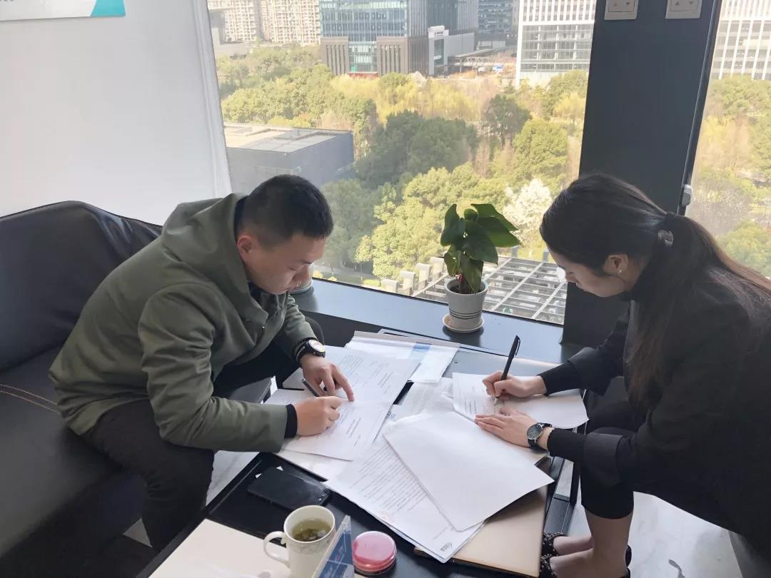 彭總之前是在國企上班，現(xiàn)在選擇自己創(chuàng)業(yè)，自己做過多方面的了解，千里迢迢來考察，注重公司實(shí)力、扶持力度和產(chǎn)品效果，對這個(gè)行業(yè)也是非常有信心，在我們除醛技術(shù)交流峰會(huì)現(xiàn)場果斷簽約！
