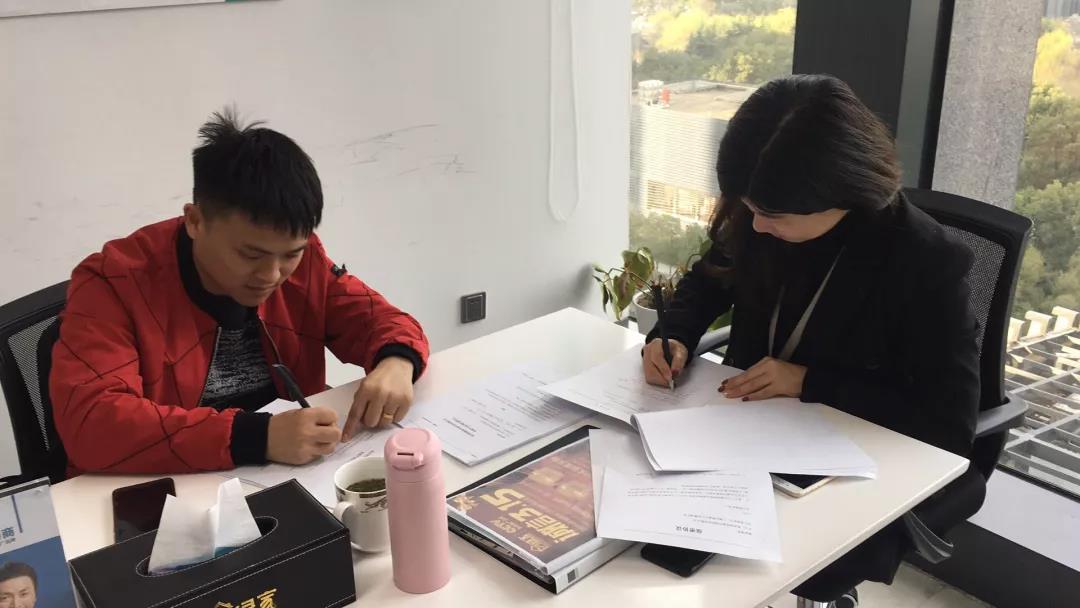 熱烈祝賀鄧總、郭總簽約創(chuàng)綠家江西省某市縣級代理！