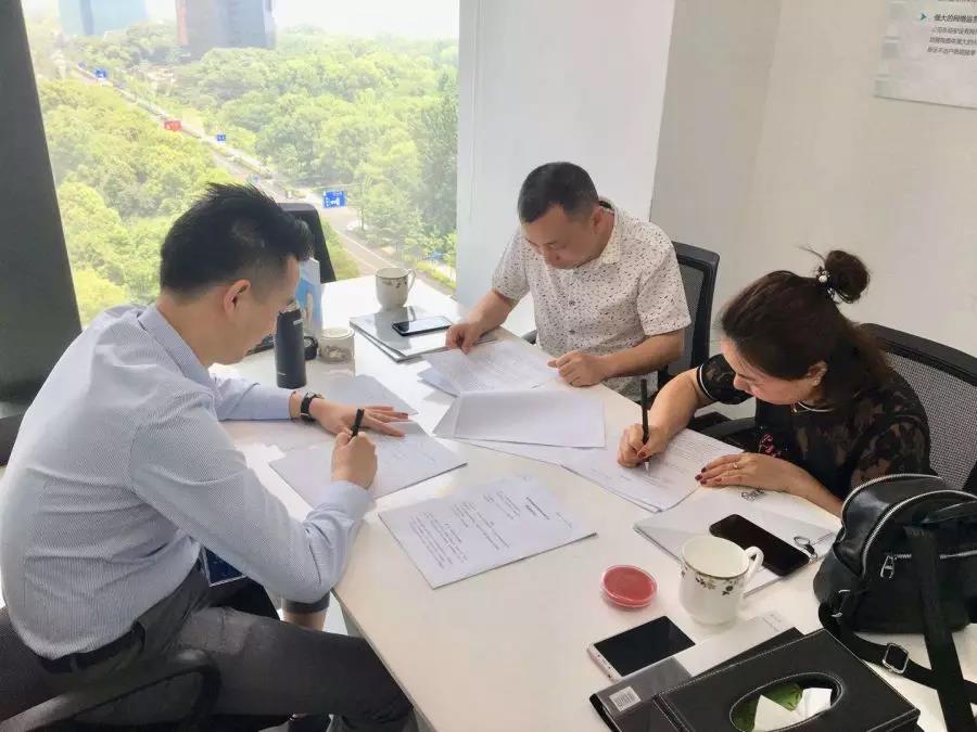 熱烈祝賀李總夫婦簽約創(chuàng)綠家湖南省常德市區(qū)級代理！