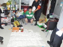 廚房水管破裂傳出刺鼻性氣味，原以為是鄰居家裝修后除甲醛沒到位，沒想到是“絕命毒師”