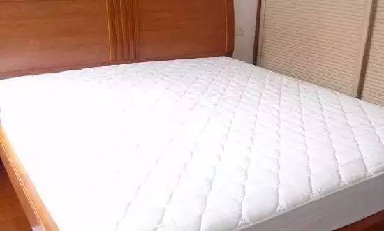 南京美女睡了10年的床墊，掀開后把全家人都嚇傻了……