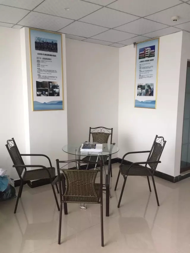 歷經(jīng)近兩個(gè)月的店面籌備工作，創(chuàng)綠家空氣治理惠州服務(wù)中心正式落成，室內(nèi)裝修污染危害社會(huì)，室內(nèi)空氣治理迫在眉睫。創(chuàng)綠家惠州服務(wù)中心將竭誠(chéng)為您服務(wù)！ 溫總、朱總與公司合照 創(chuàng)綠家空氣治理惠州服務(wù)中心門面 店內(nèi)展示： 祝溫總、朱總開業(yè)生意興隆、財(cái)源廣進(jìn)！